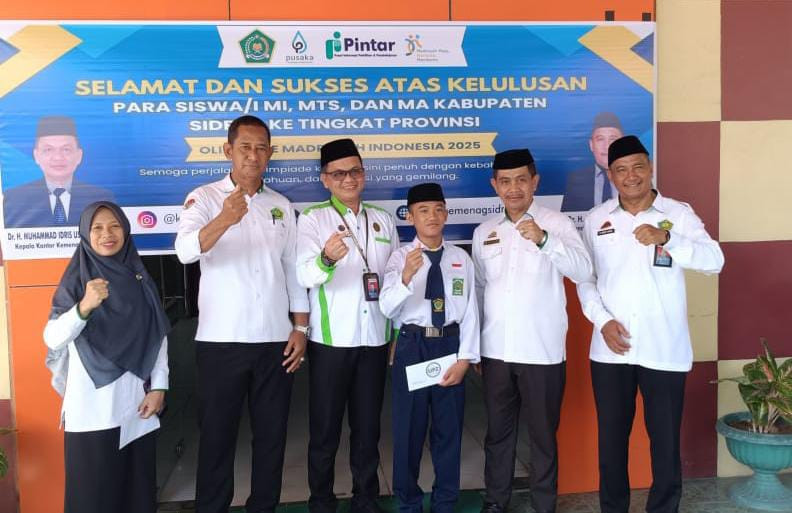 Siswa MTsN 2 Sidrap Terima Penghargaan Juara 2 OMI 2025 Bidang IPA Terintegrasi di KanKemenag Sidrap